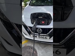 एक CCS2 चार्जिंग स्टेशन एक CHAdeMO वाहन के लिए